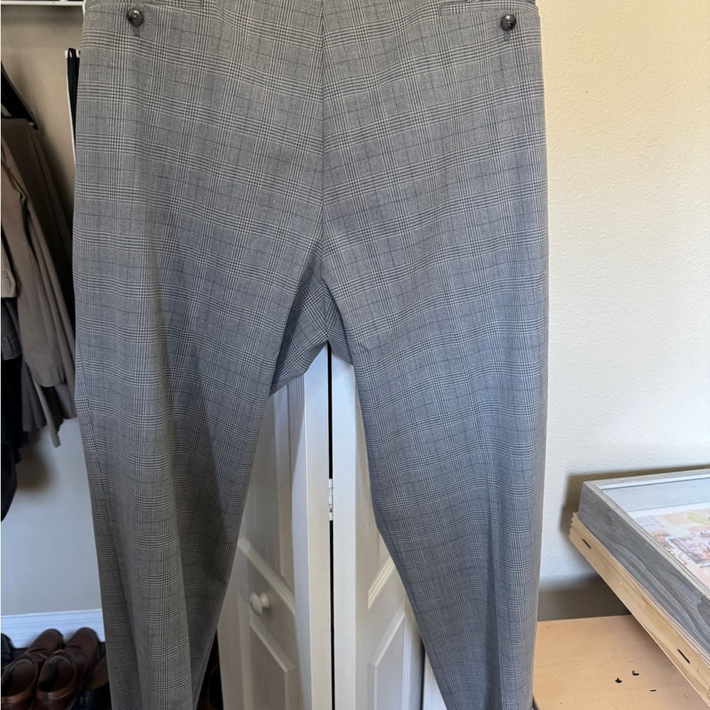 Michael Kors Light Gray Glen Plaid Suit Jacket Set
Jacket 52L Pants 42Wx32L - Picture 5 of 7